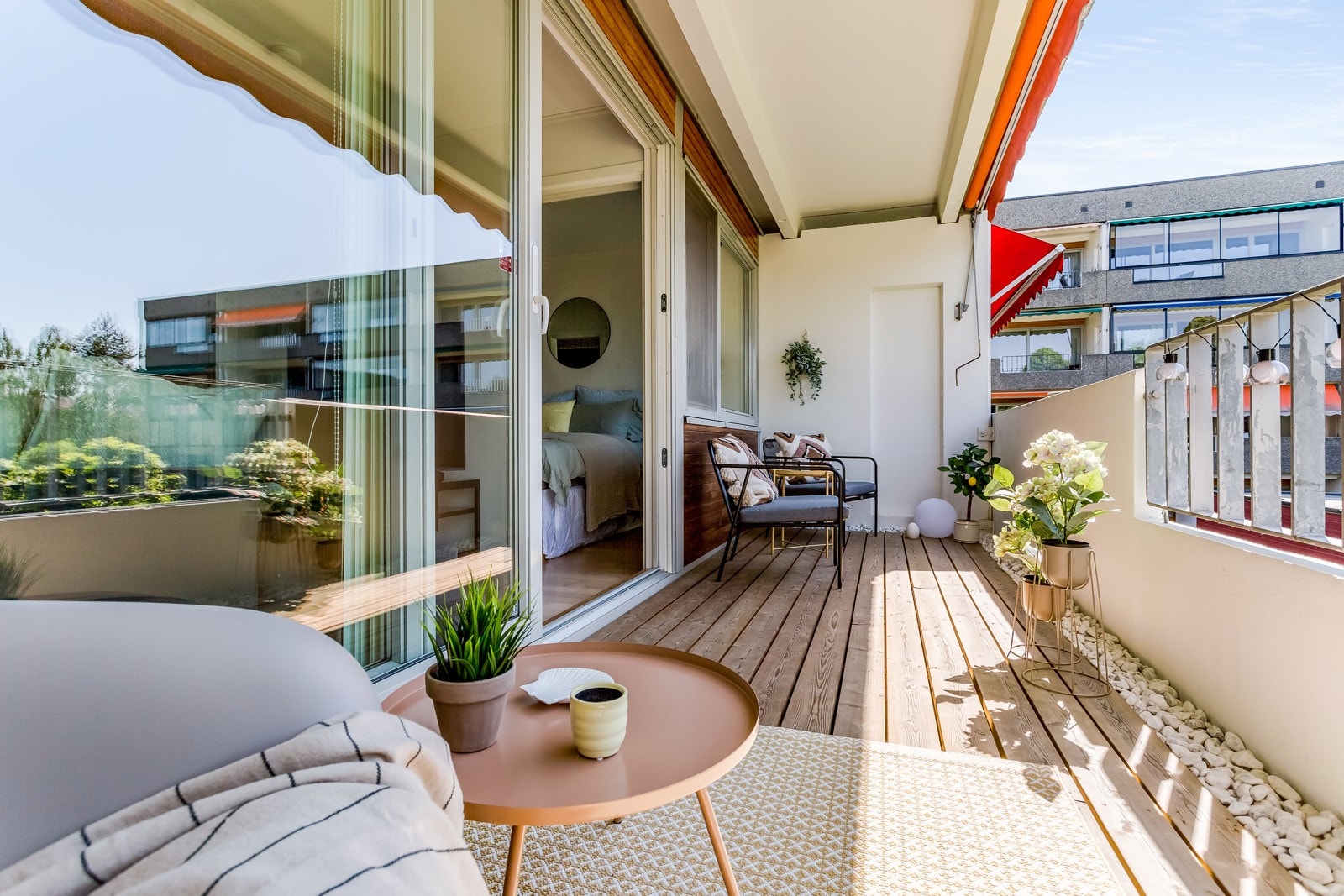 God plass til spisebord og sofagruppe på balkong Galleribilde