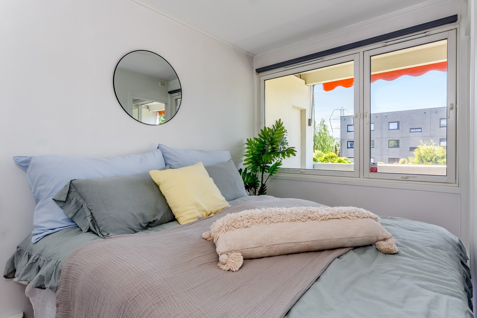 Stort hovedsoverom med god skapplass Galleribilde