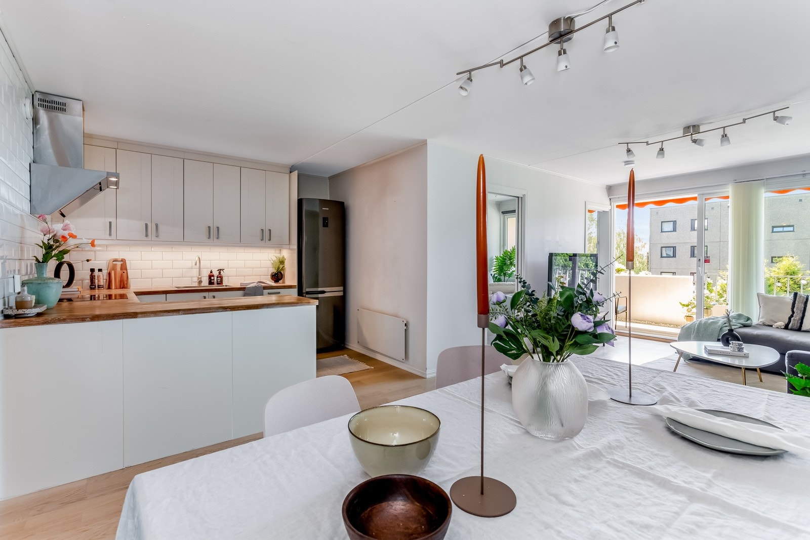 Åpen løsning mellom stue og kjøkken Galleribilde