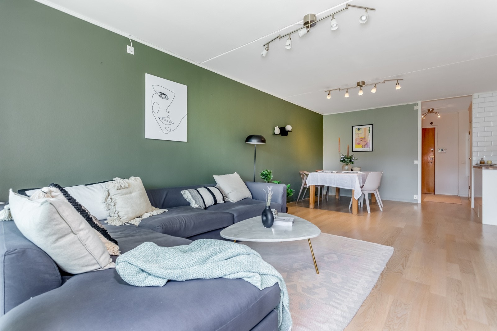 Romslig stue med god plass til spisebord og sofagruppe. Galleribilde