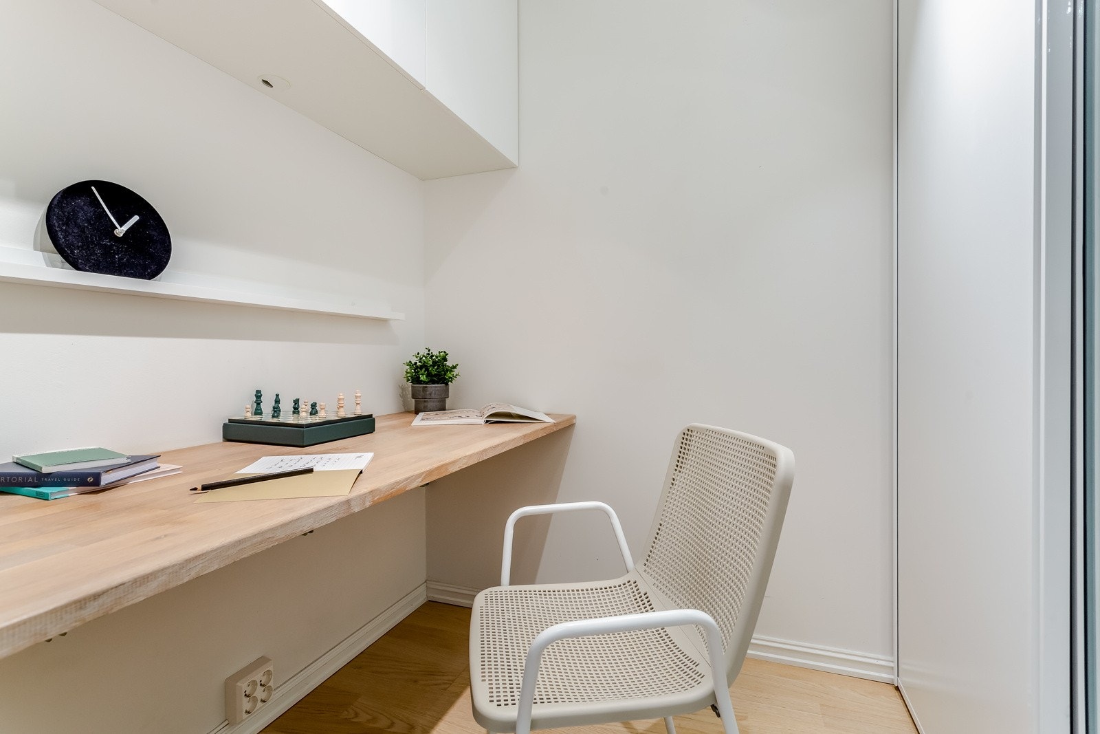 Kontor/ bod innredet med plassbygd kontorpult og skap Galleribilde