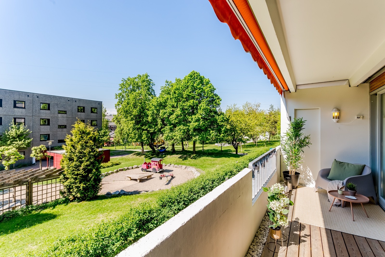 Flott utsikt fra balkong til rolig bilfritt område Galleribilde