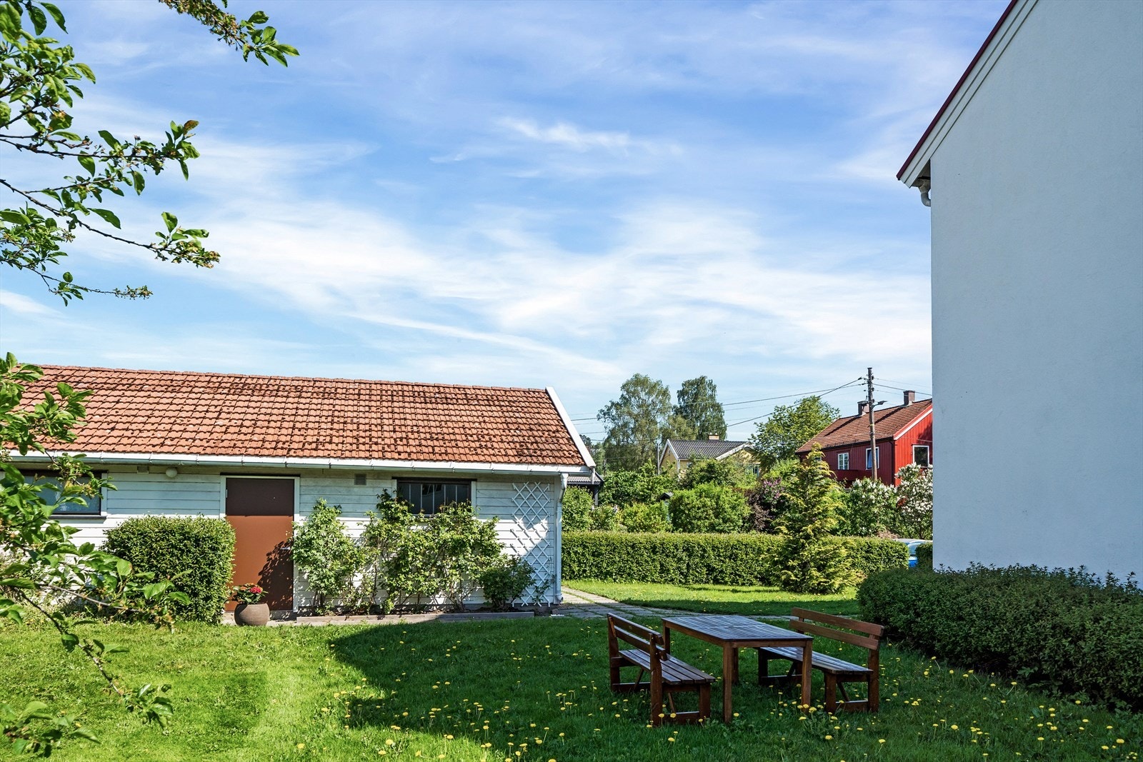 Felles hage med sittegruppe Galleribilde