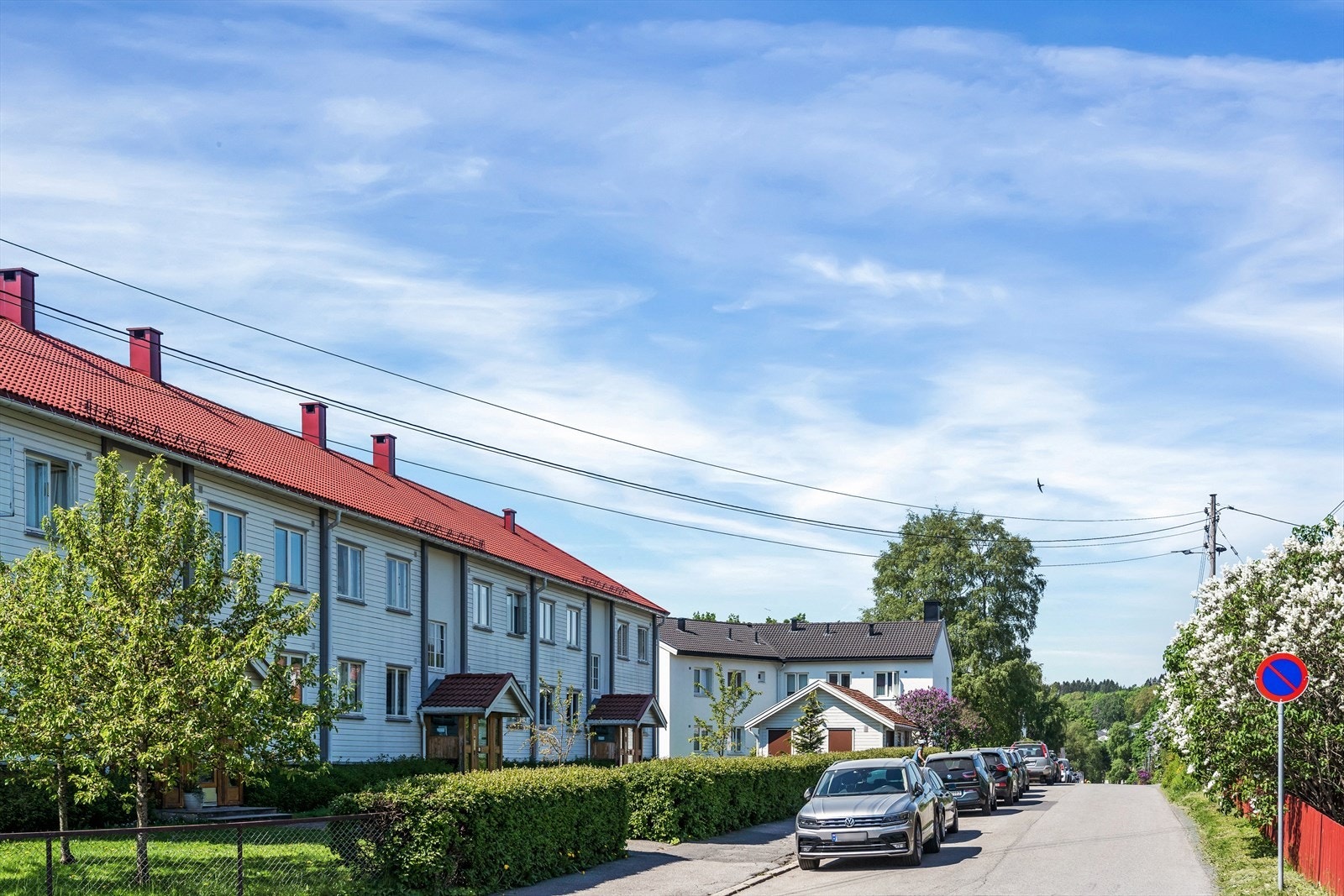 Fasade med idyllisk forhage Galleribilde