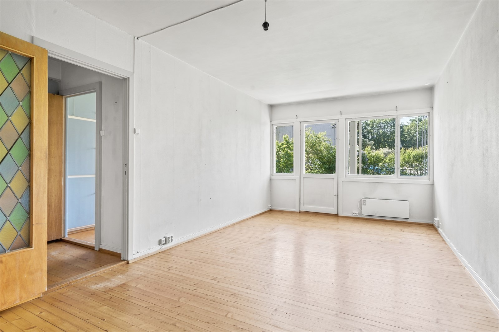 Stue med utgang terreng terrasse samt nedgang til frodig felles hage Galleribilde