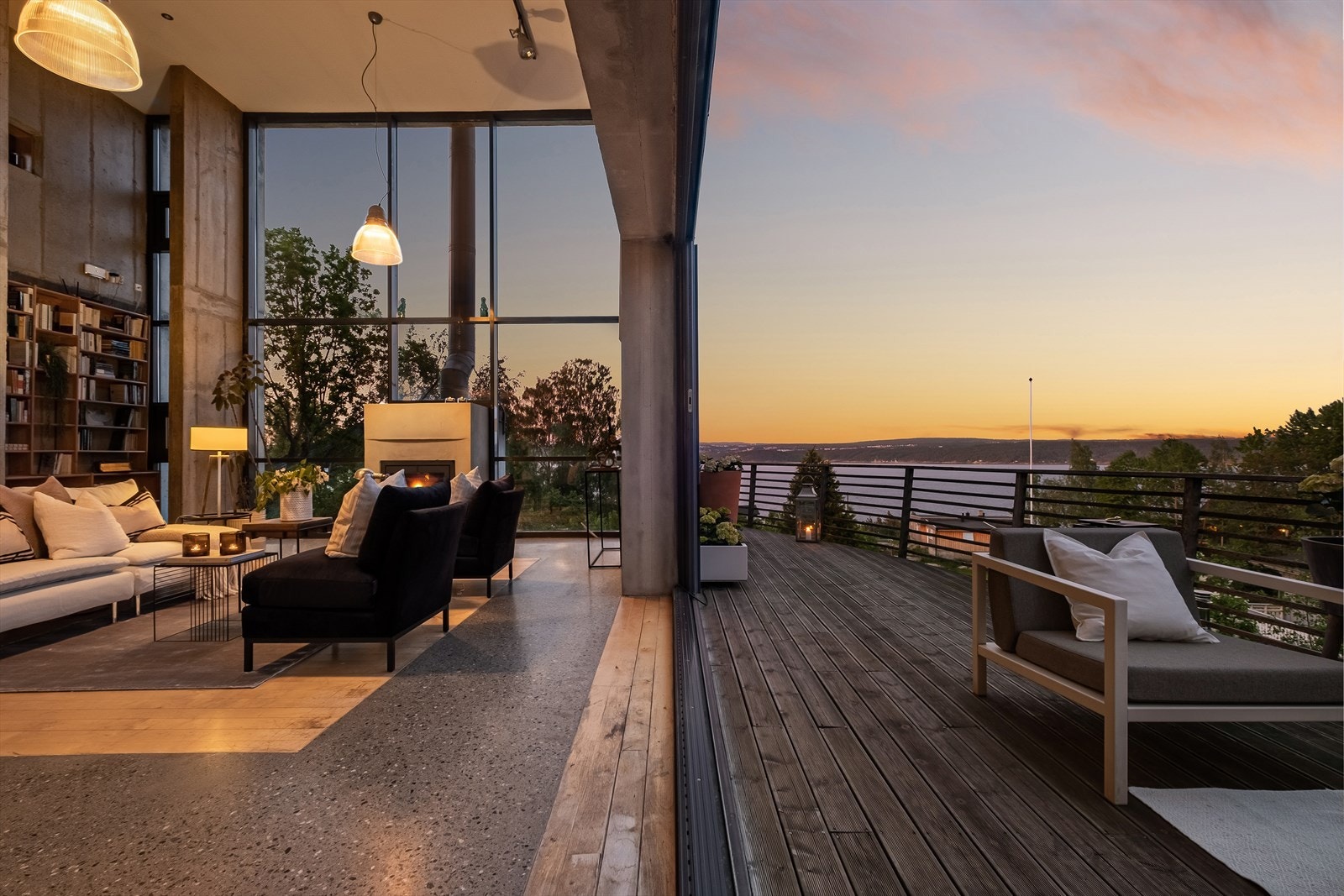 Velkommen til Herlige Villa Solfang - en rålekker funkisbolig med attraktiv beliggenhet på Nesodden med fantastiske solforhold og panoramautsikt over Bunnefjorden Galleribilde