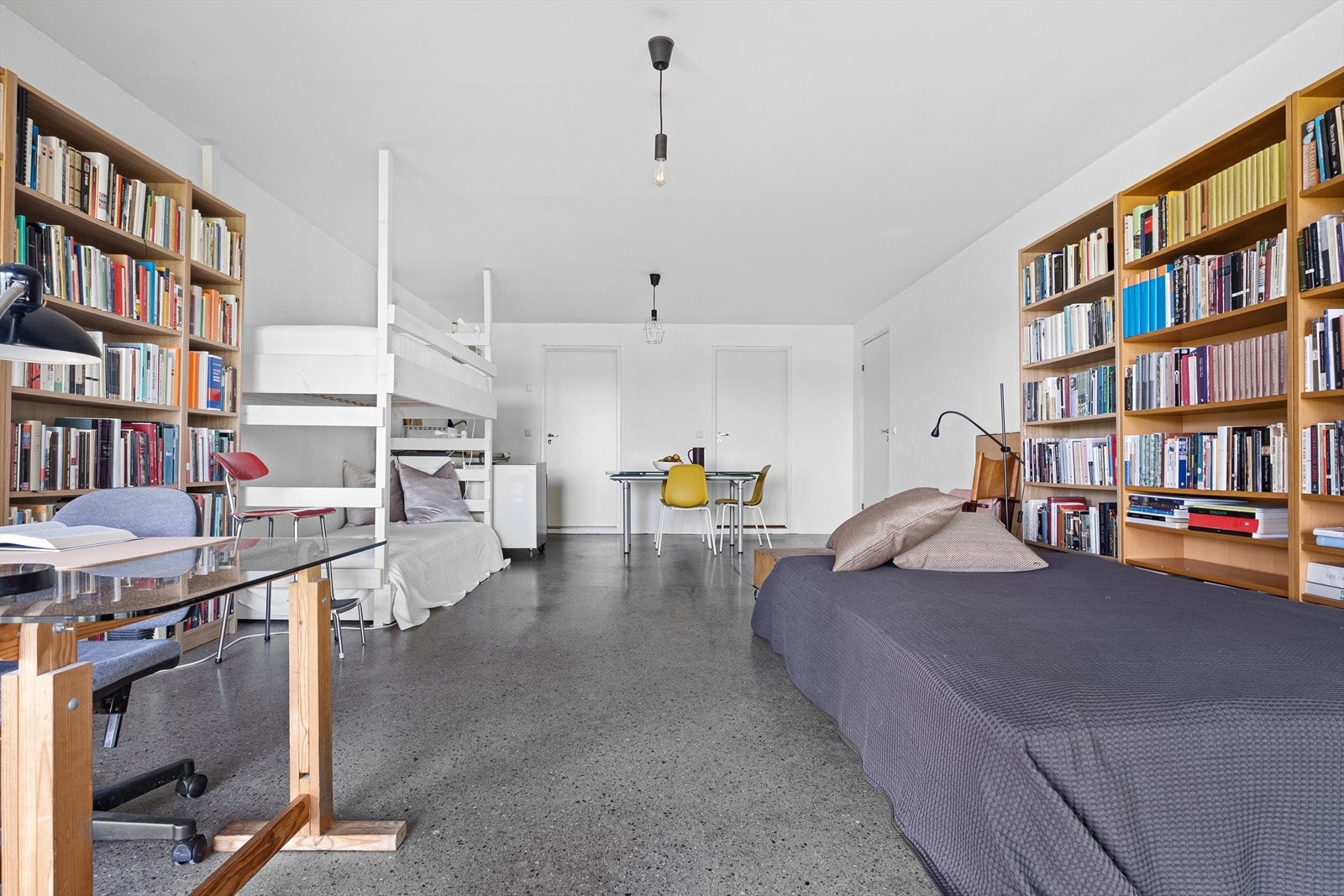 God plass til sofagruppe med tilhørende stuebord, spisebord, underholdningsavdeling og seng. Galleribilde