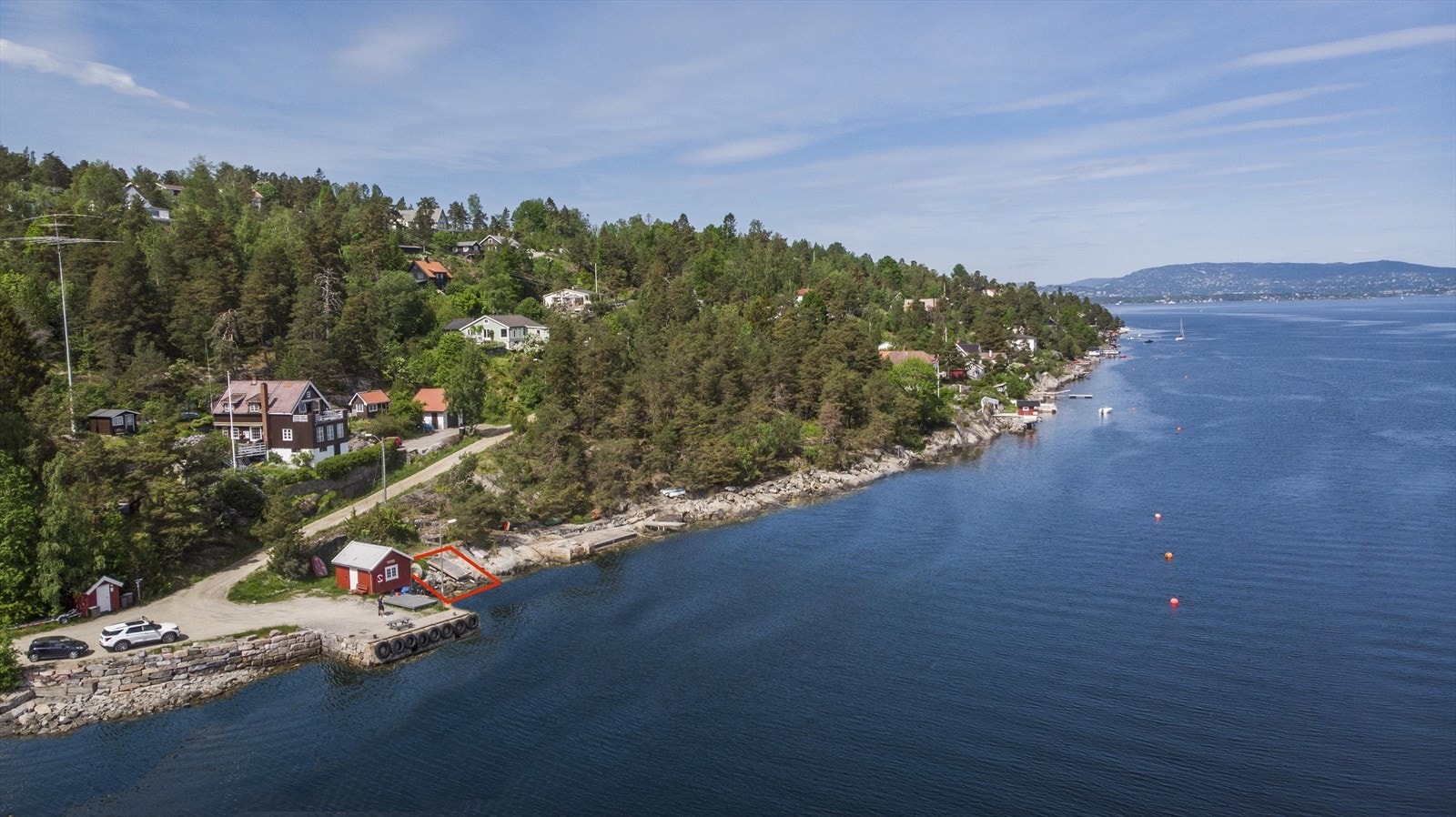 Strandparsell på hele 9,75 meter medfølger salget (markert i rødt) Galleribilde