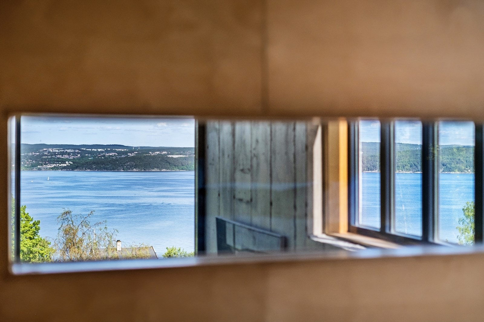 Nisjevindu ut mot stuen med utsikt mot fjorden Galleribilde