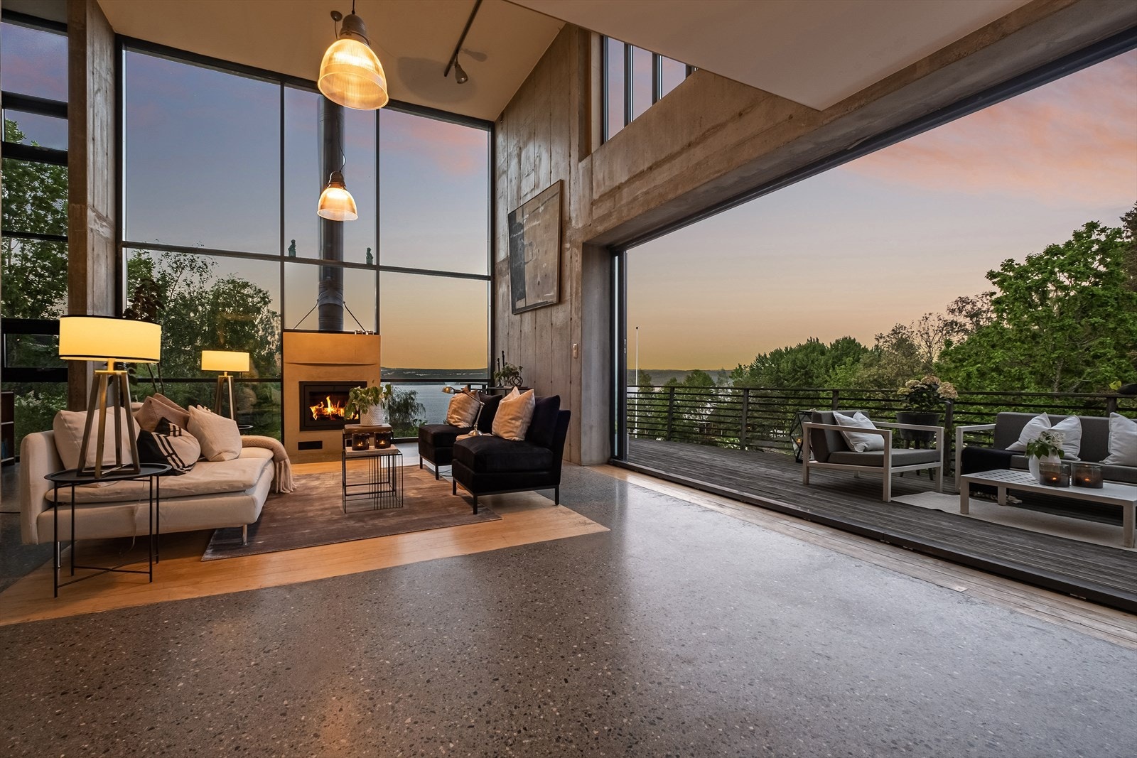 Utgang til terrasse fra stuen - skyvedører i glass som kan åpnes helt for å gjøre terrassen til en forlengelse av stuen Galleribilde