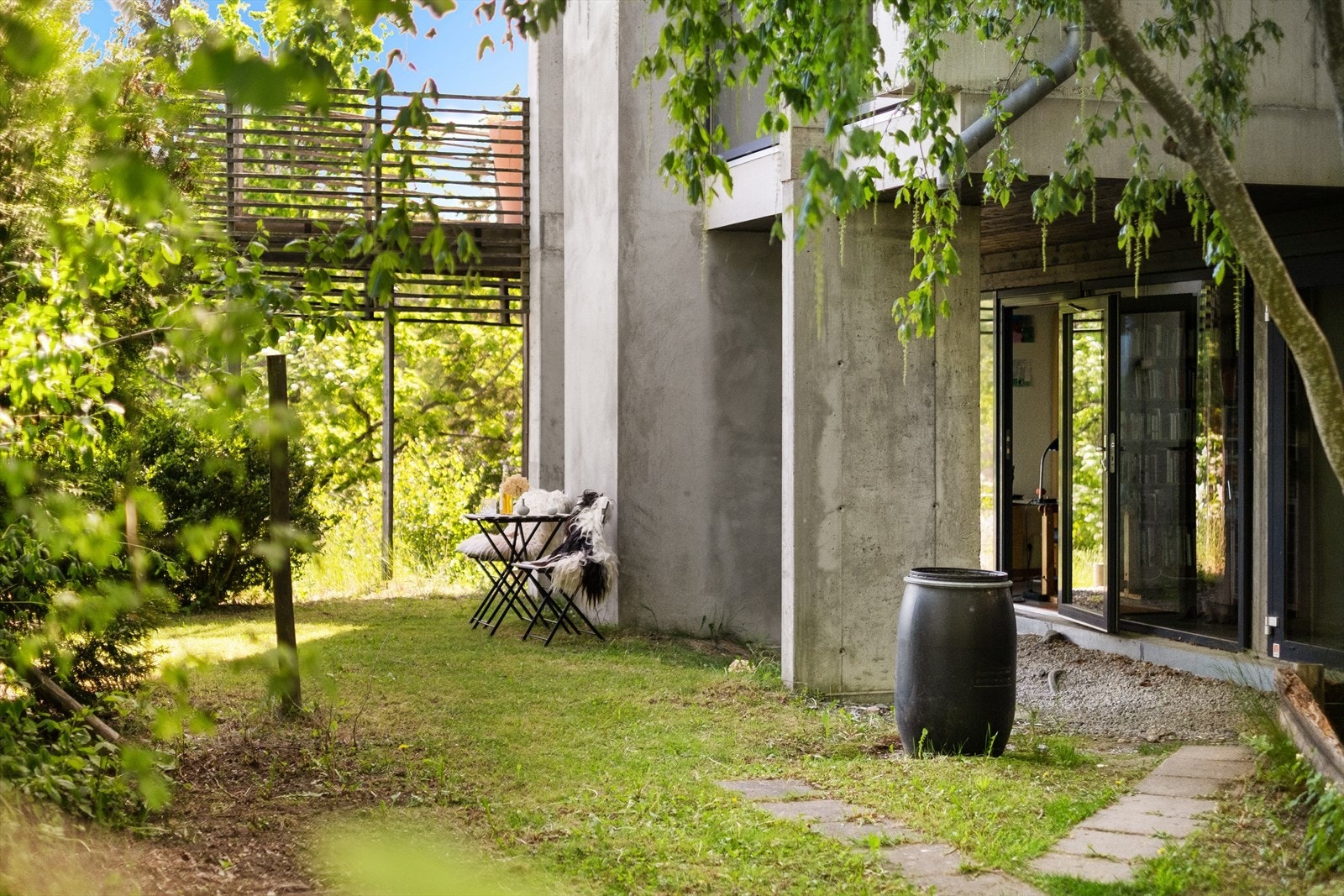 Boligen har en nydelig hage som består av en fin blanding av natur og opparbeidede bed, kjøkkenhage samt mange spennende planter og busker Galleribilde