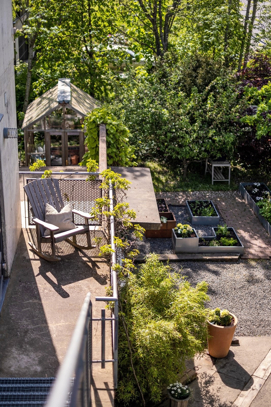 Fra 2. etasje er det utgang til en balkong som videre tar deg opp til boligens takterrasse Galleribilde