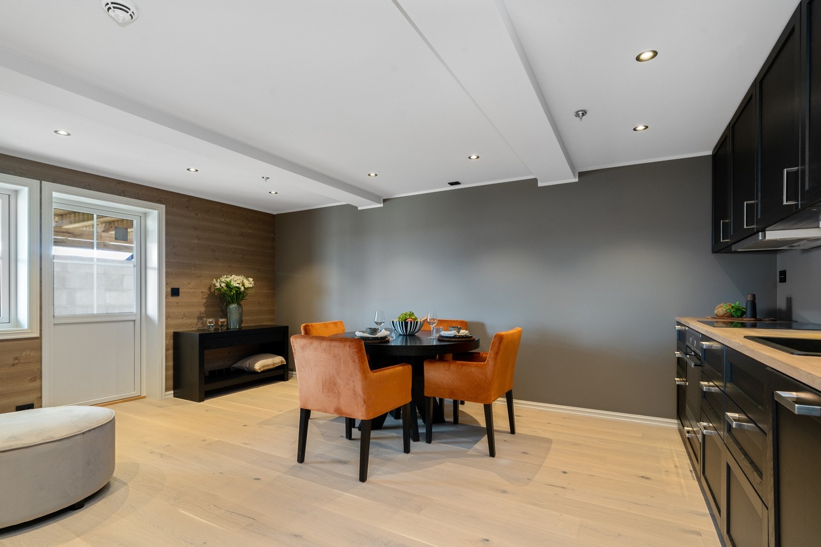 Rikelig bruk av downlights Galleribilde