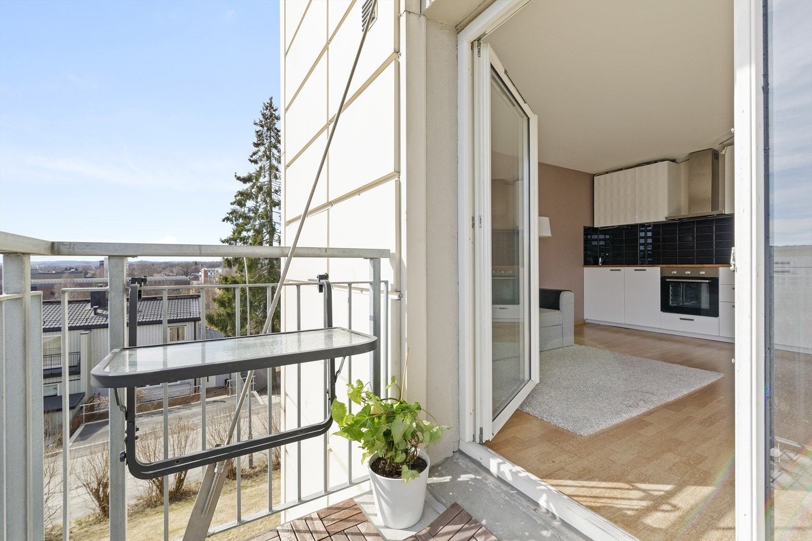 Balkongen er på ca 3 kvm. Galleribilde