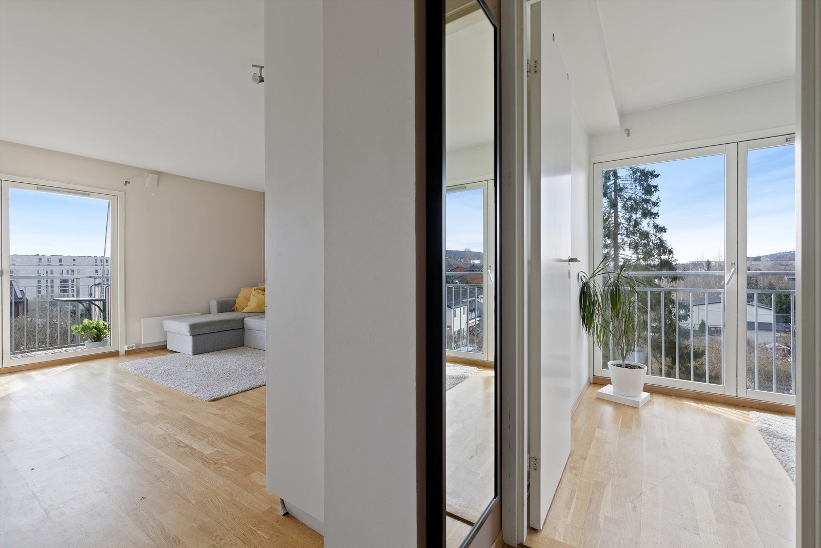 Entréen gir direkte adkomst til alle rommene i leiligheten. Galleribilde