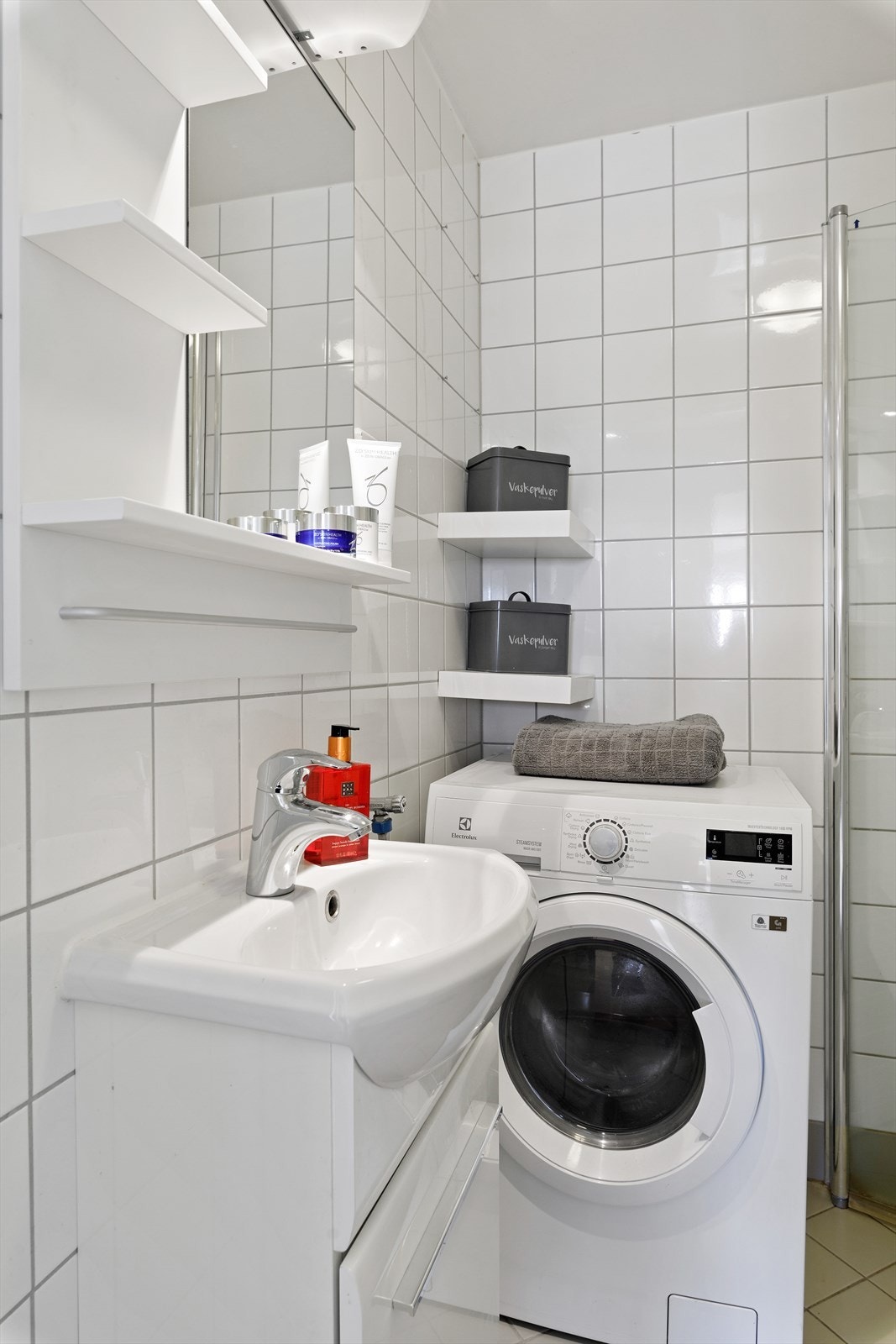 Baderommet har opplegg for vaskemaskin. Galleribilde