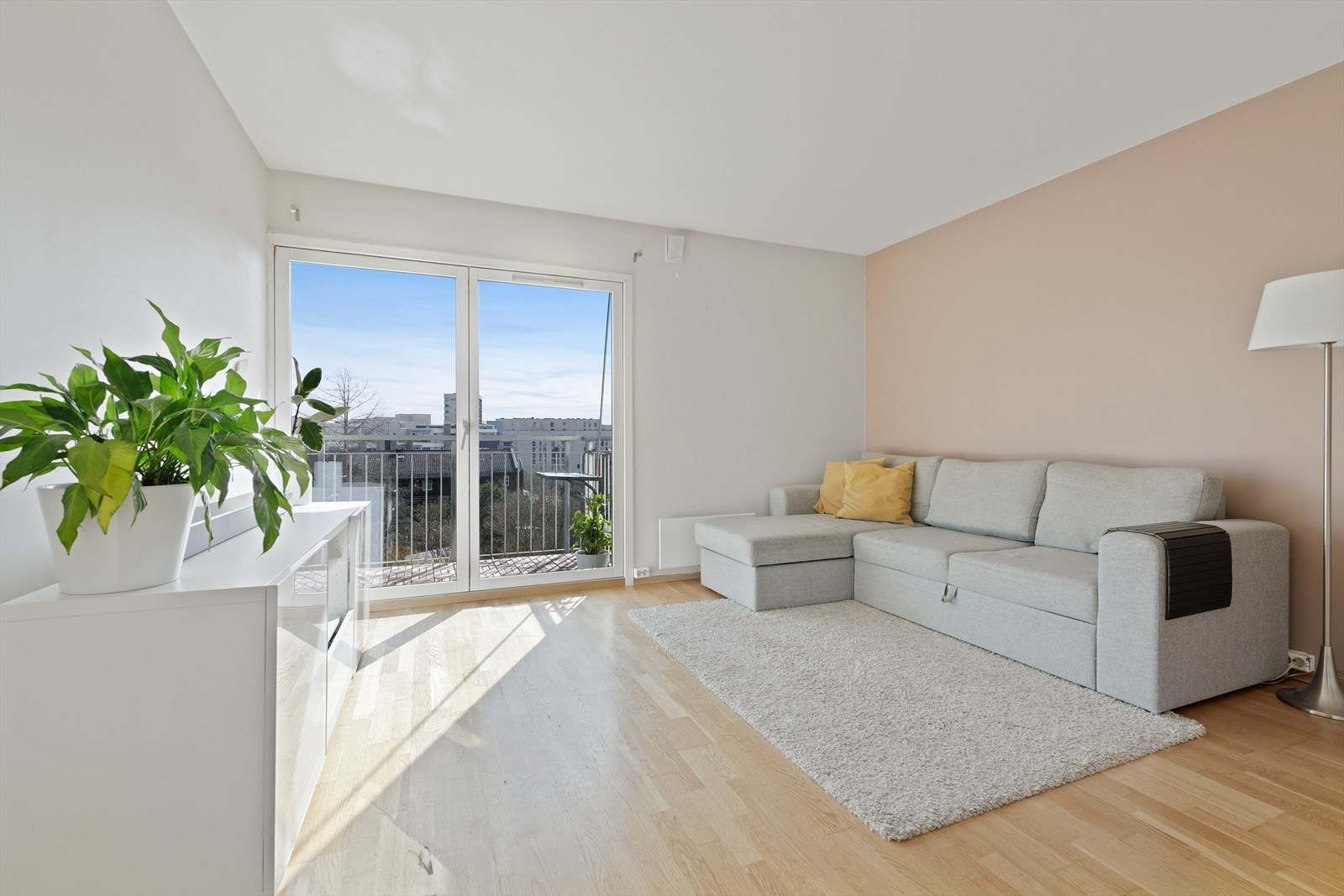 Romslig stue med godt lysinnslipp. Galleribilde