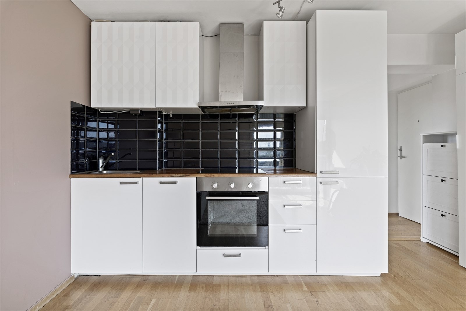 Kjøkkenet er plassbesparende, men har likevel det du trenger. Galleribilde