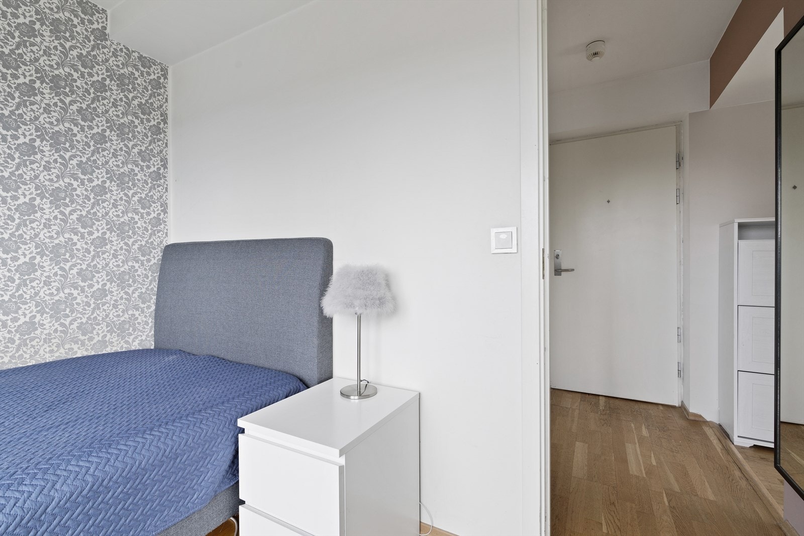 Rommet er innredet med garderobeskap. Ved ønske er det plass til dobbeltseng. Galleribilde