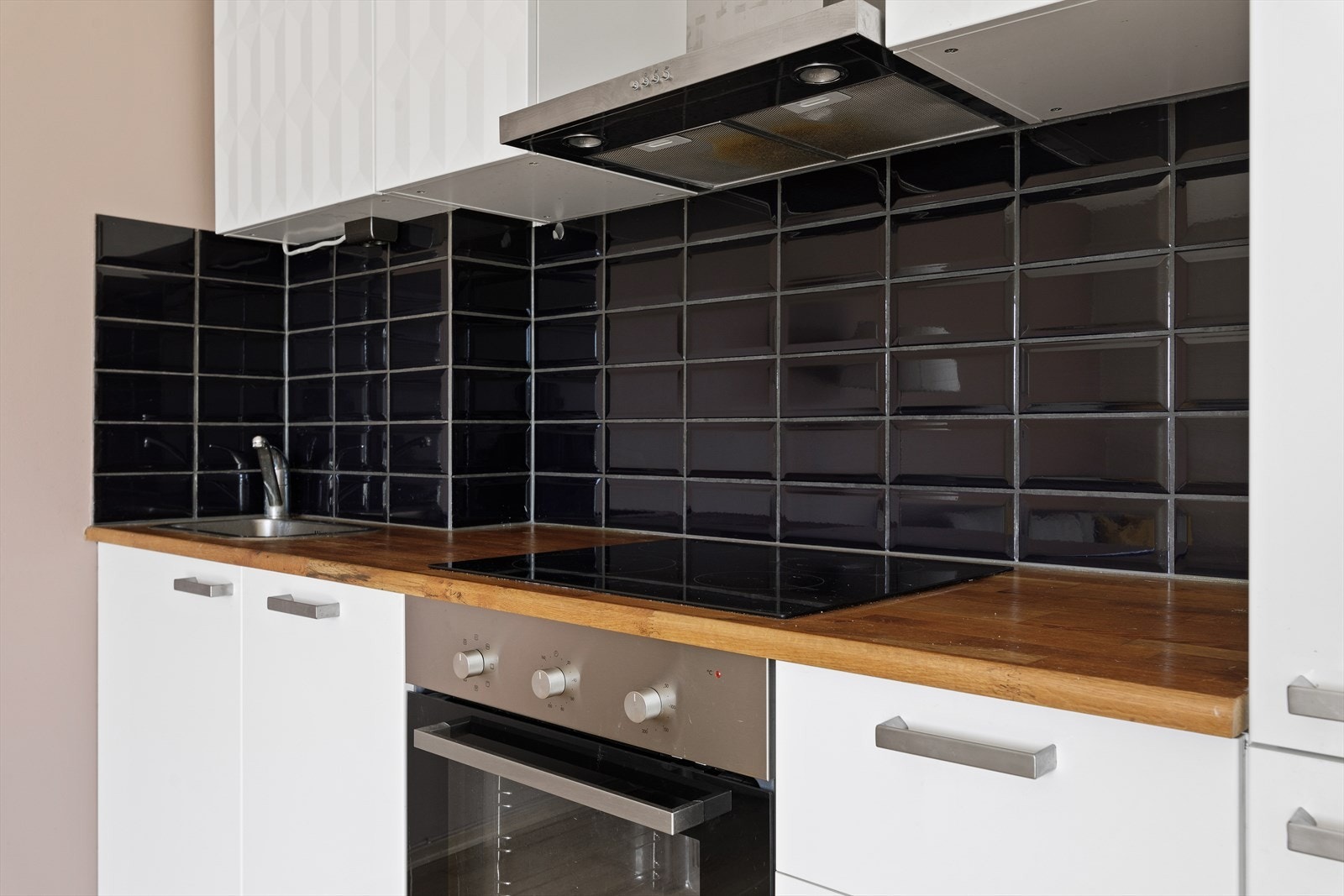 Kjøkkenet har lekre sorte fliser som gir en god kontrast i rommet. Galleribilde