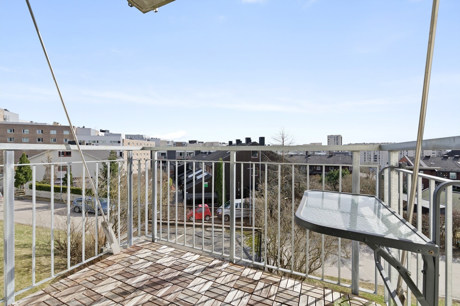 Fordi balkongen er sydvendt får man formiddags- og ettermiddagssol. Galleribilde