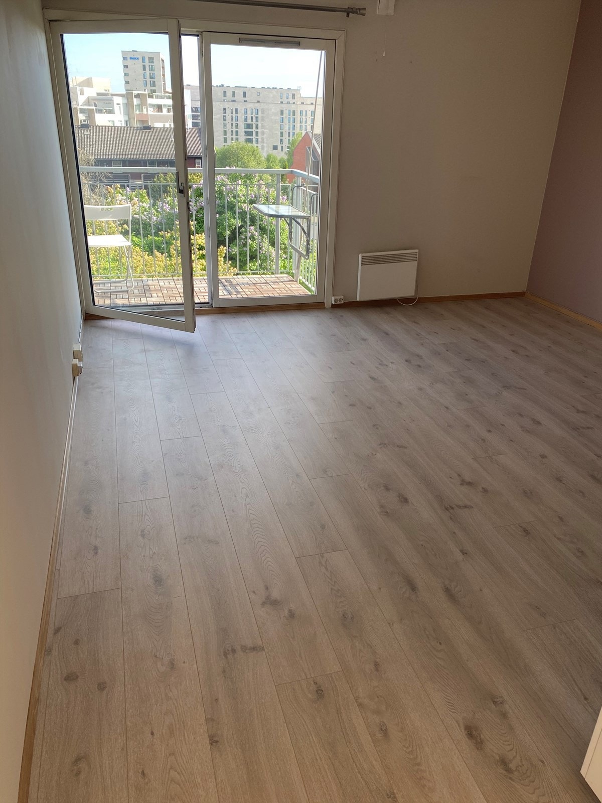 Det ble i mai lagt nytt og pent gulv i stue, entré og på soverom. Selgers eget bilde. Galleribilde