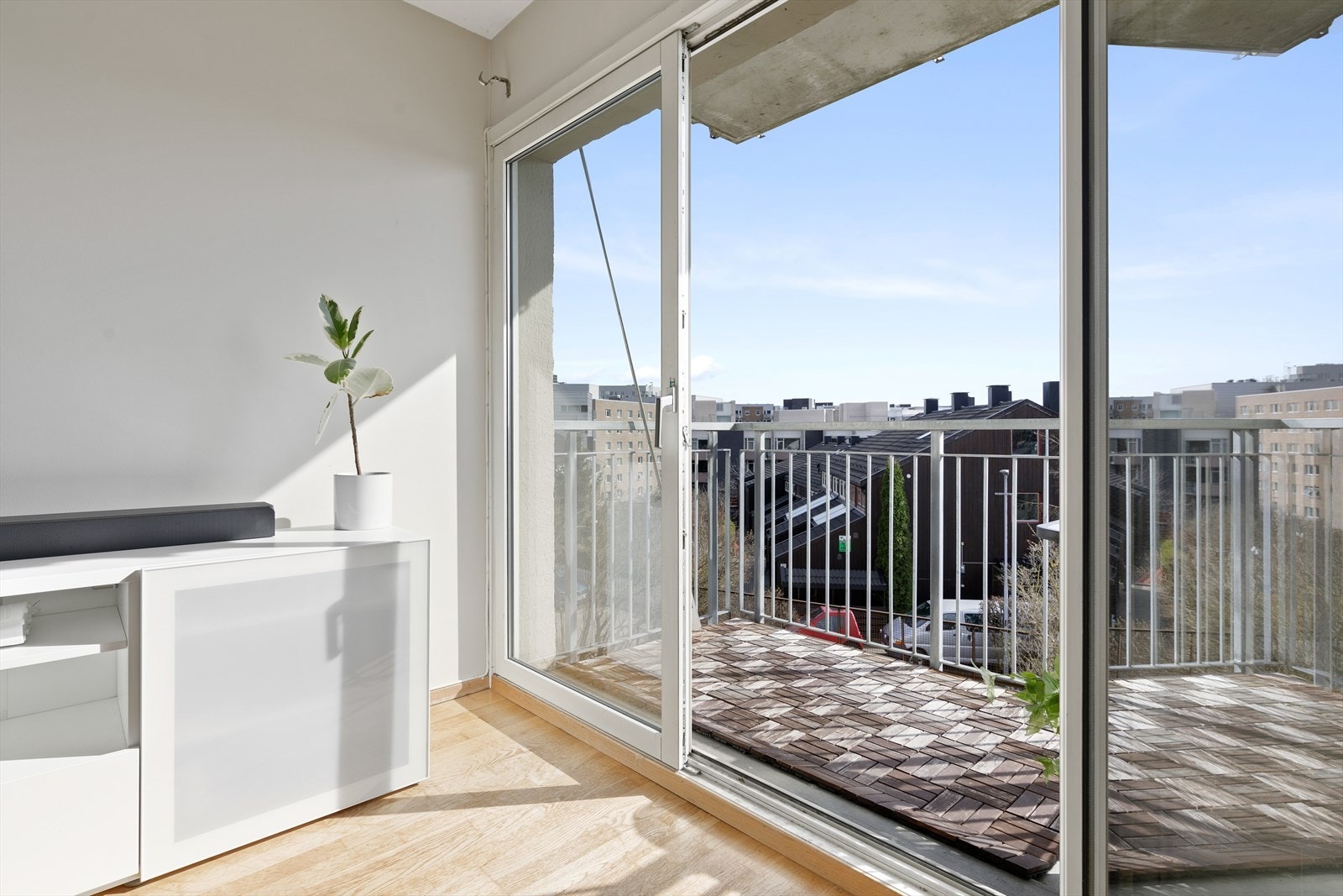 Store vindusflater slipper inn rikelig med dagslys. Galleribilde