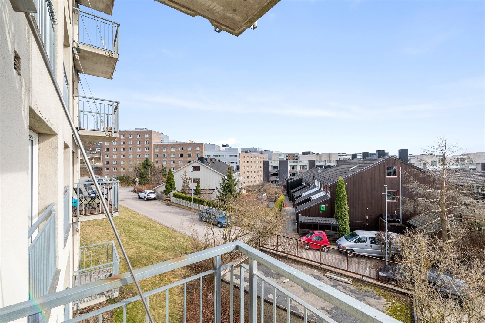 Utsyn over nærområdet fra balkongen. Galleribilde