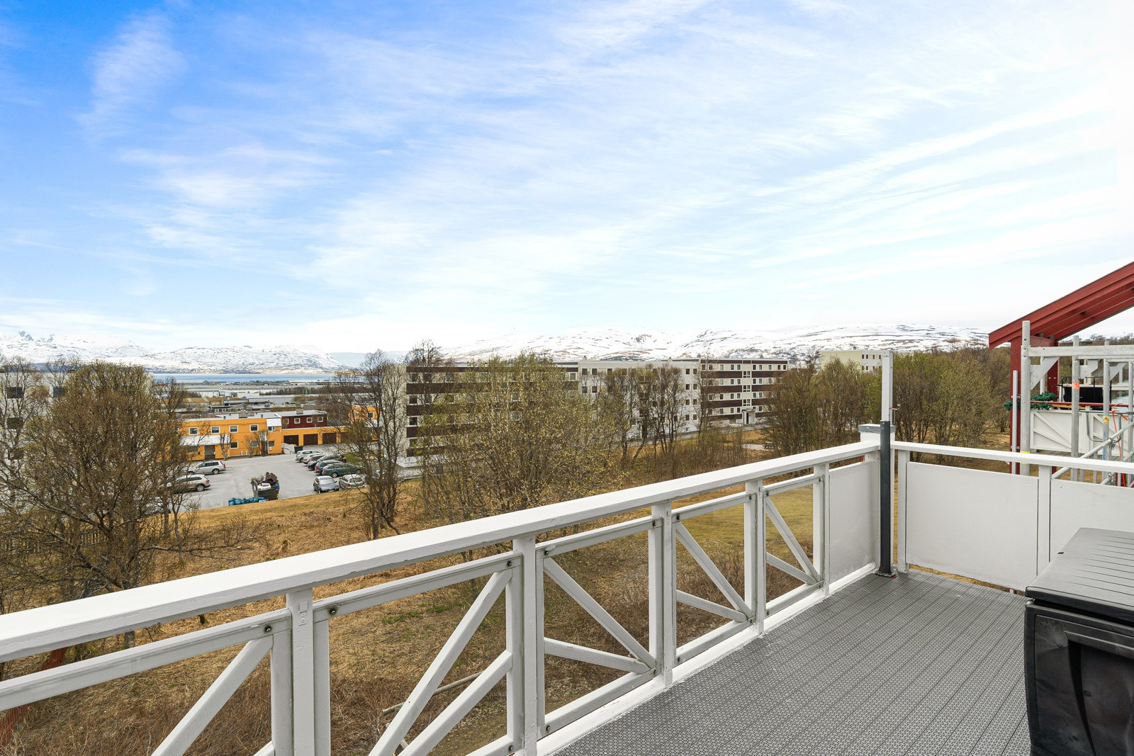 Leiligheten ligger i 3. etasje og har fin utsikt med få boliger tett på