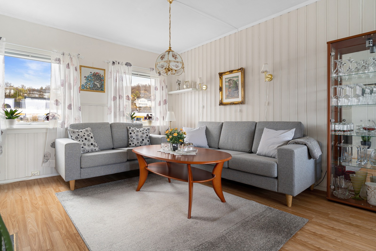 Leiligheten har gjennomgående lys med vindusflater på begge sider