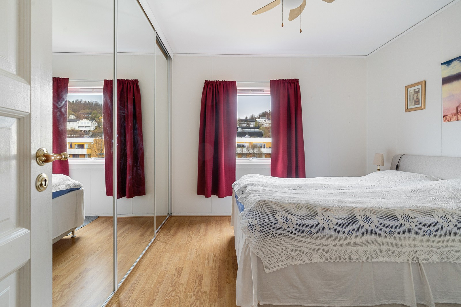 Stor skyvedørs garderobe med speilfront
