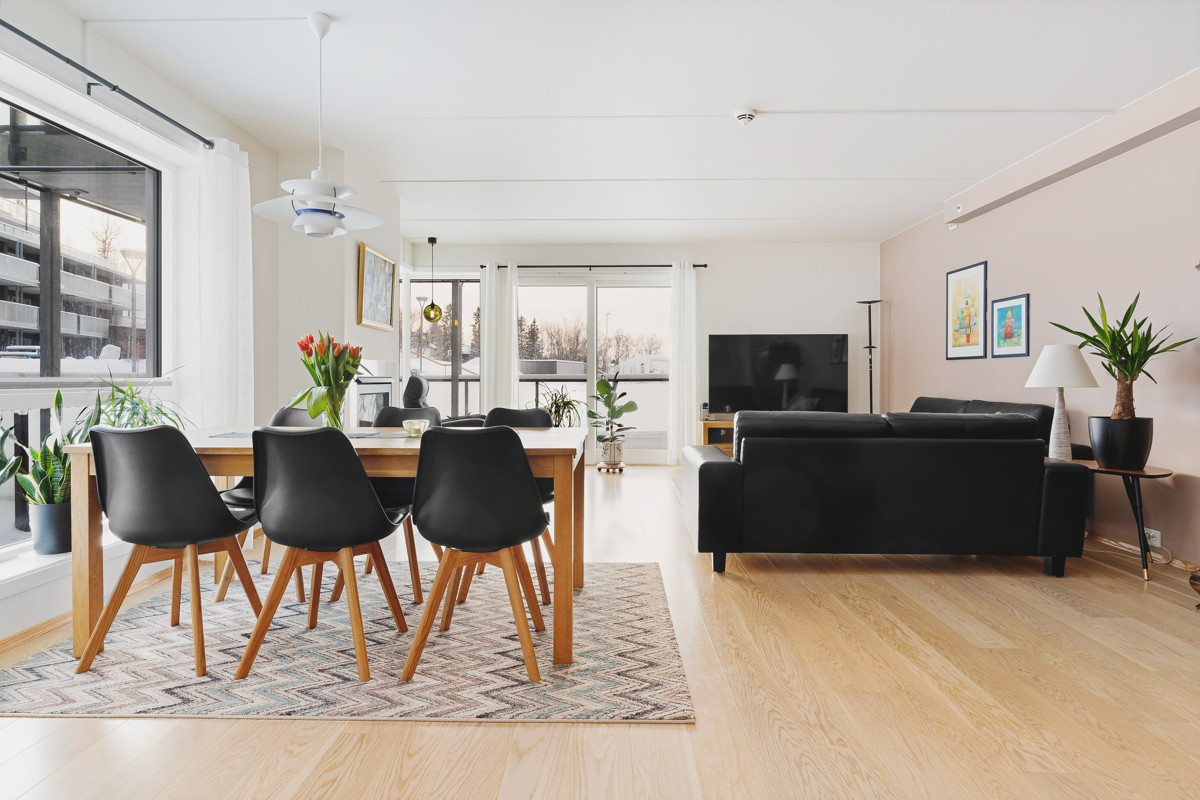 Lys og fin stue med god plass til både sofa og spisebord