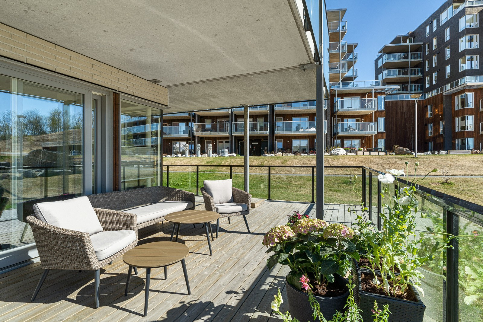 Stor sørvestvendt og overbygd terrasse med utgang fra stue