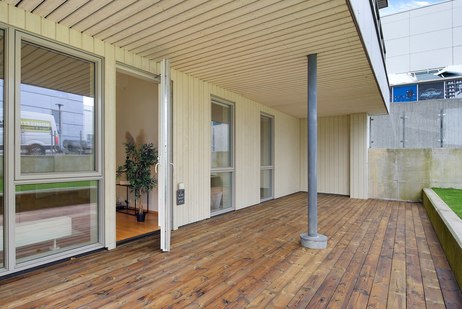 Uteplass. Galleribilde