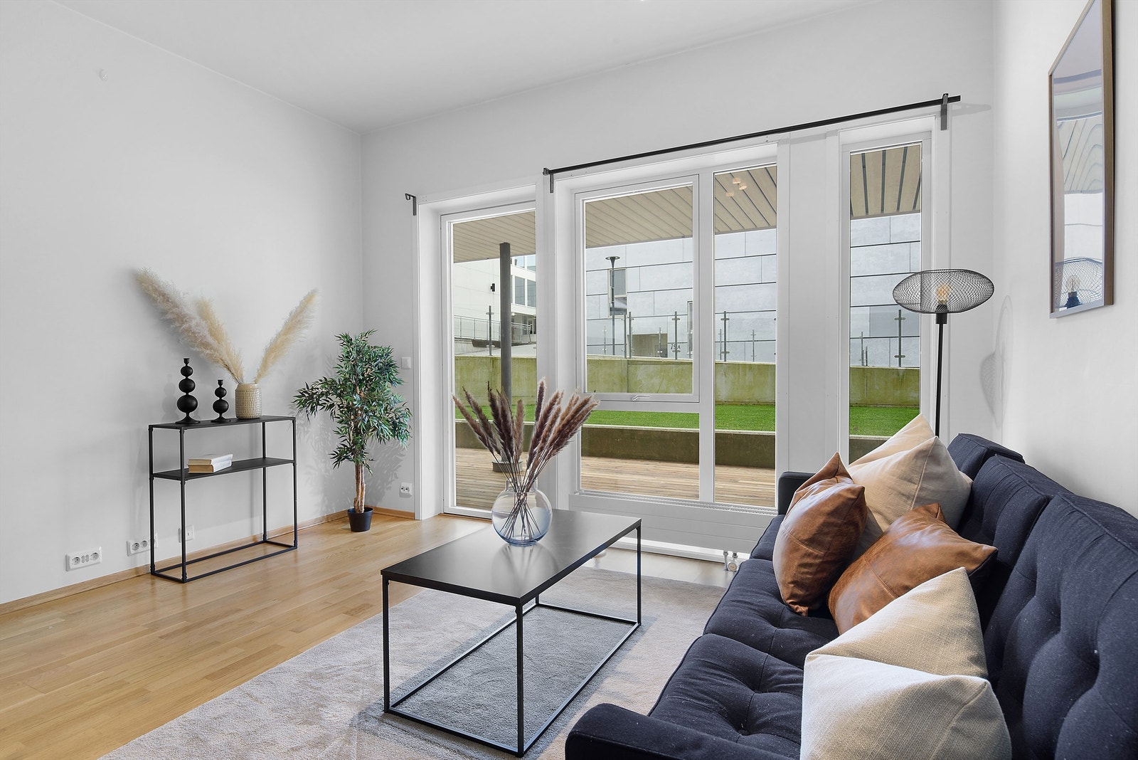 Stue med utgang til eget uteområde. Galleribilde