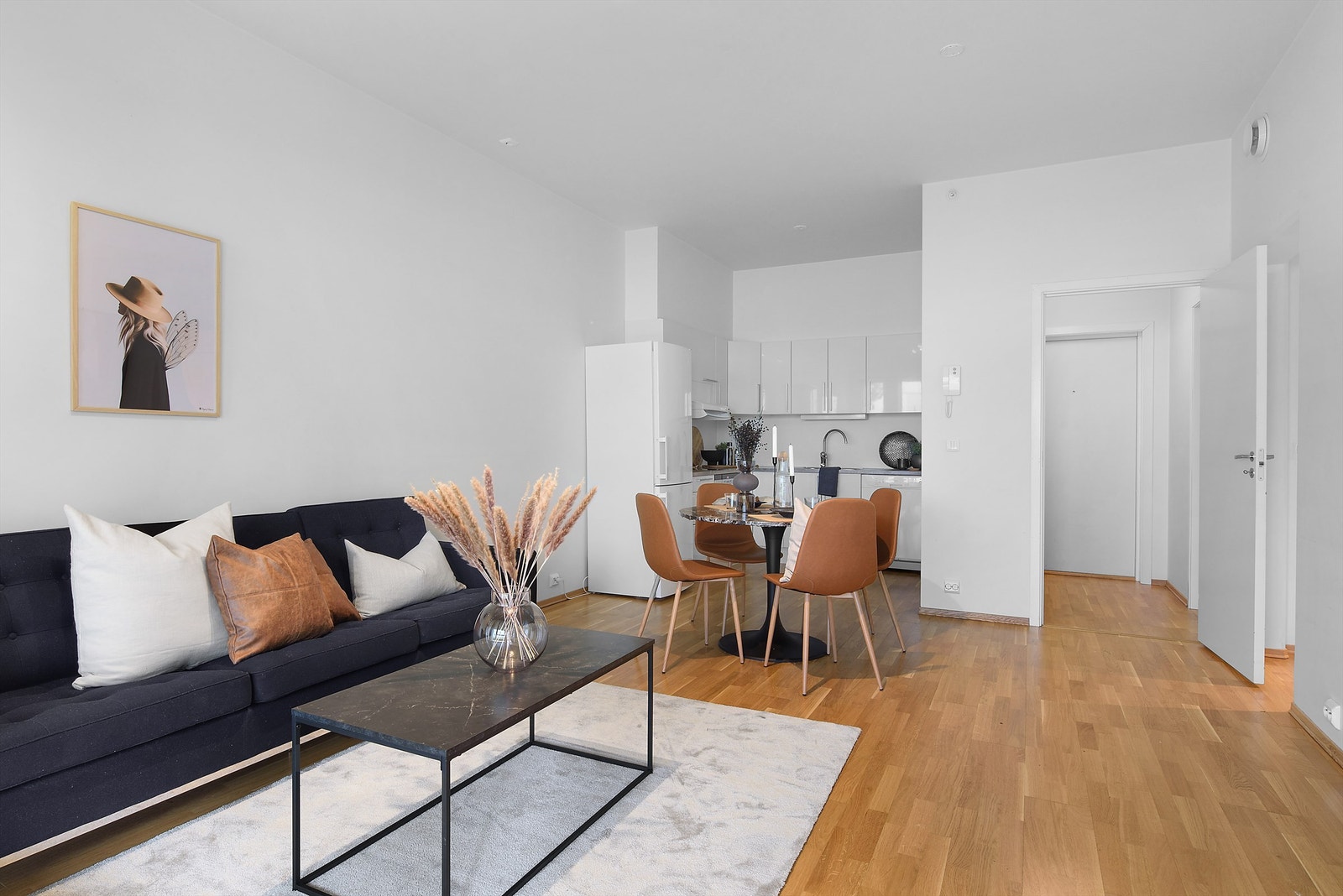 Stue og kjøkken i åpen løsning. Galleribilde