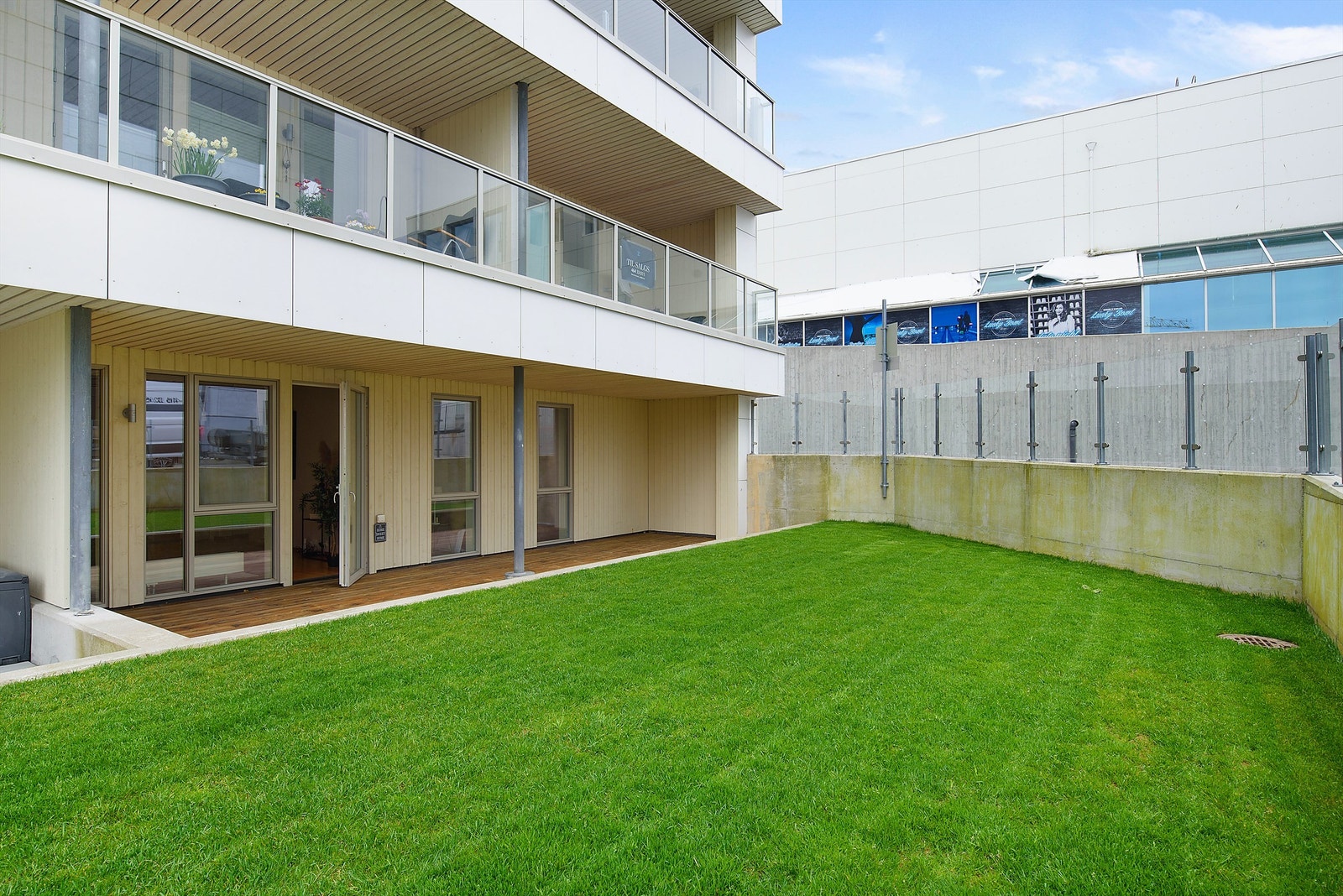 Uteplass. Galleribilde