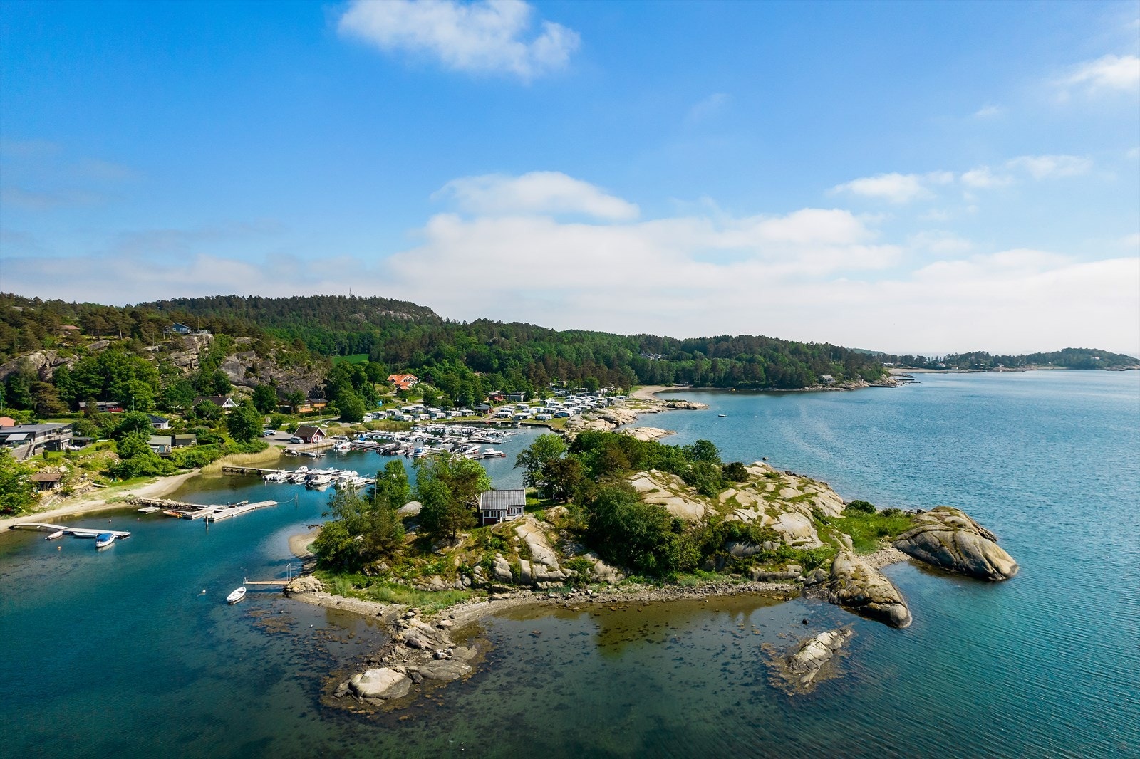Vakre Stråholmen ligger vestvendt med panorama sjøutsikt, idylliske sandstrender og optimale solforhold. Galleribilde
