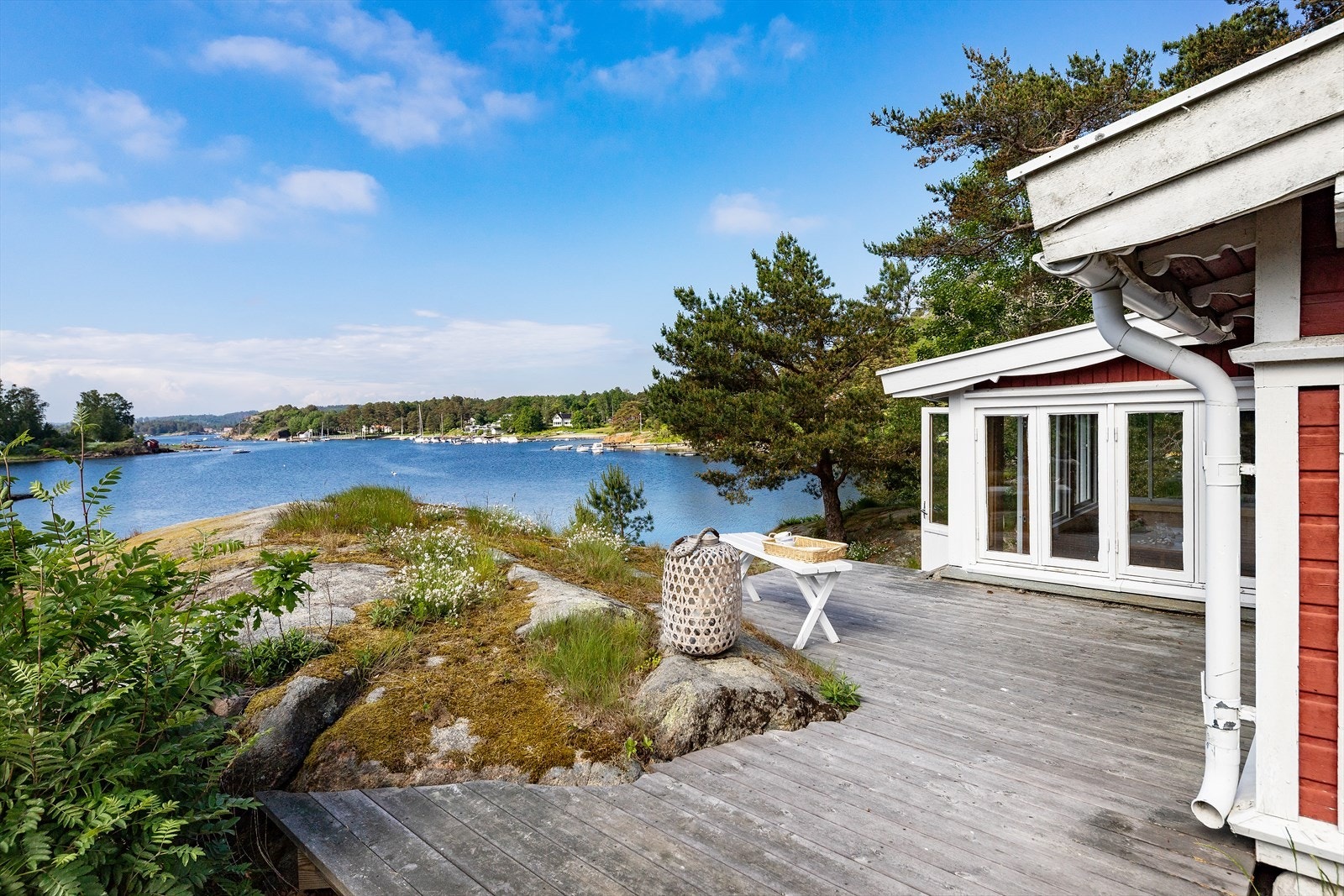Terrasse slik at alt fra morgenkaffen til større måltider kan nytes ved hytteveggen. Galleribilde