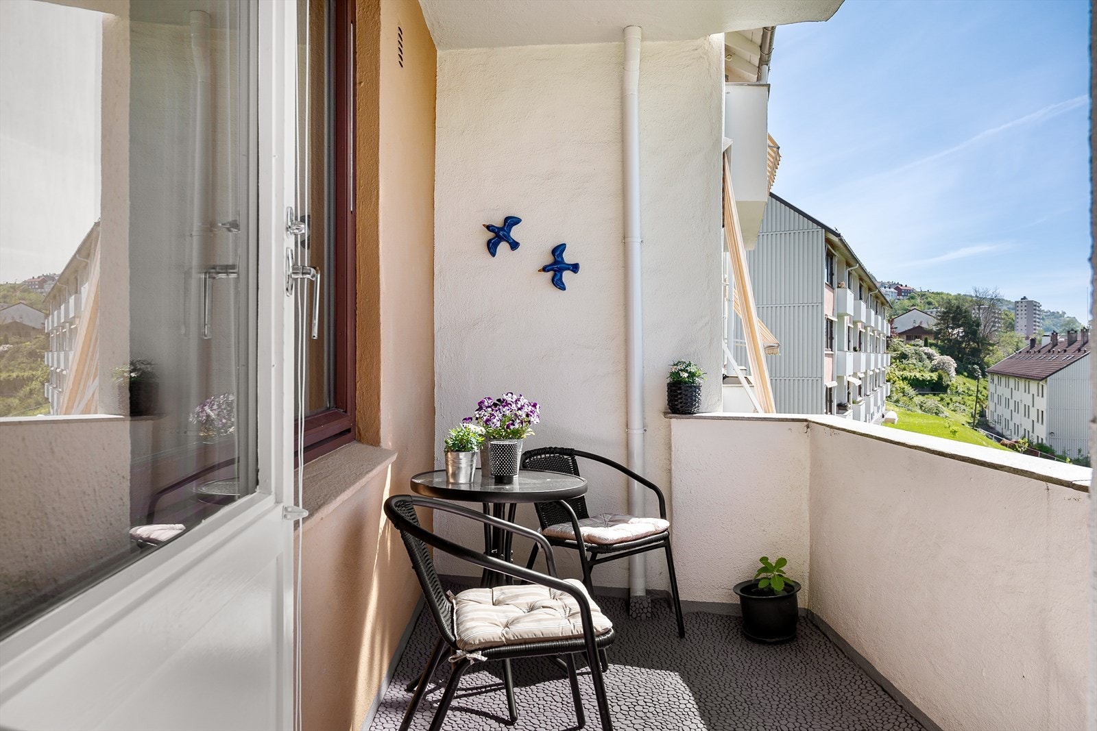 Fra stuen er det utgang til en vestvendt og solrik balkong på 4,2 m2. Galleribilde