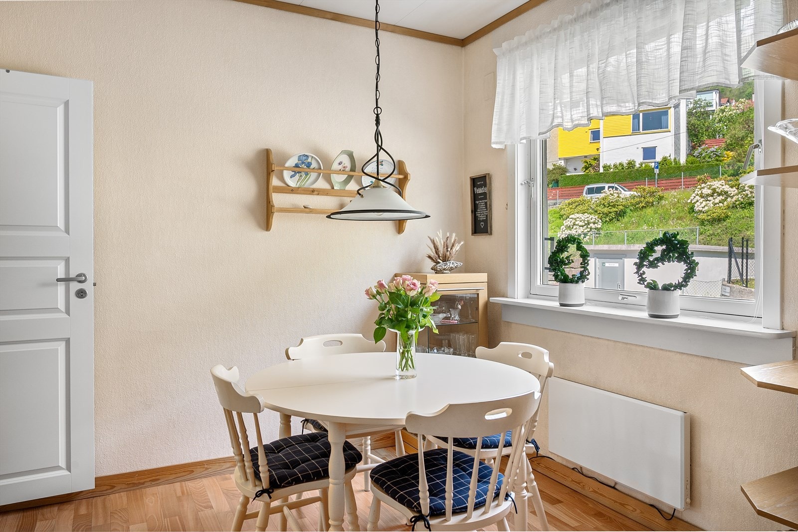 Plass til frokostbord ved vinduet. Galleribilde
