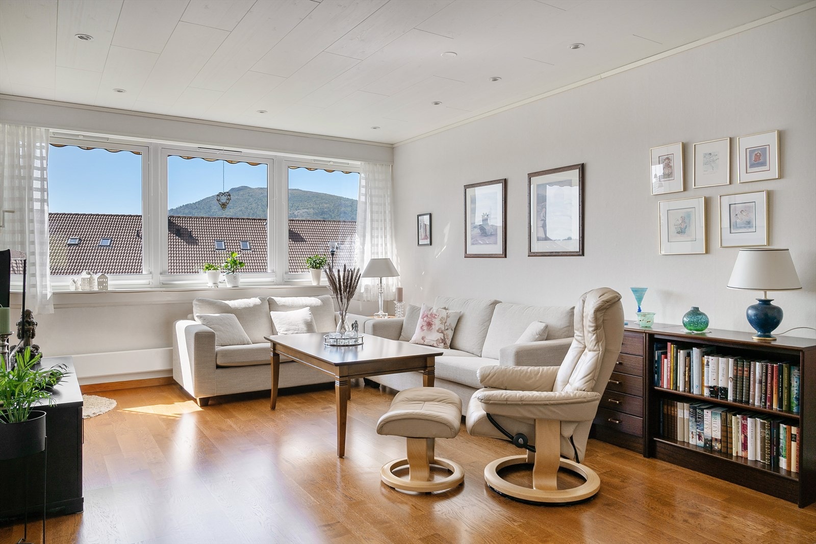 Lys og fin stue med downlights i tak. Galleribilde