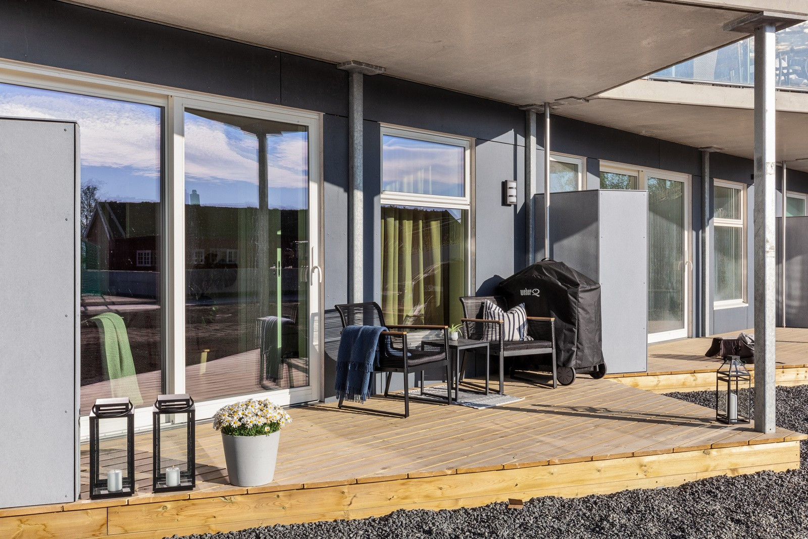 Vestevendt overbygd markterrasse med meget gode solforhold.