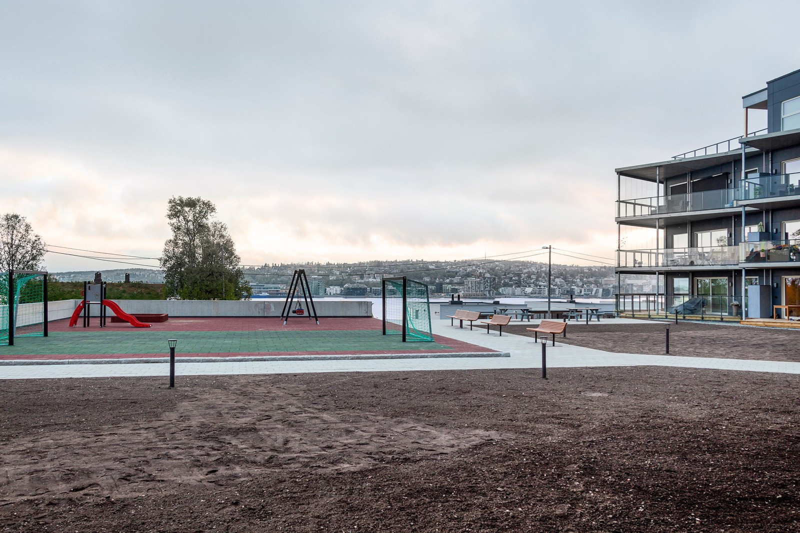Pent opparbeidet fellesområder med lekeplass, fotballbane og sittegruppe for de voksene