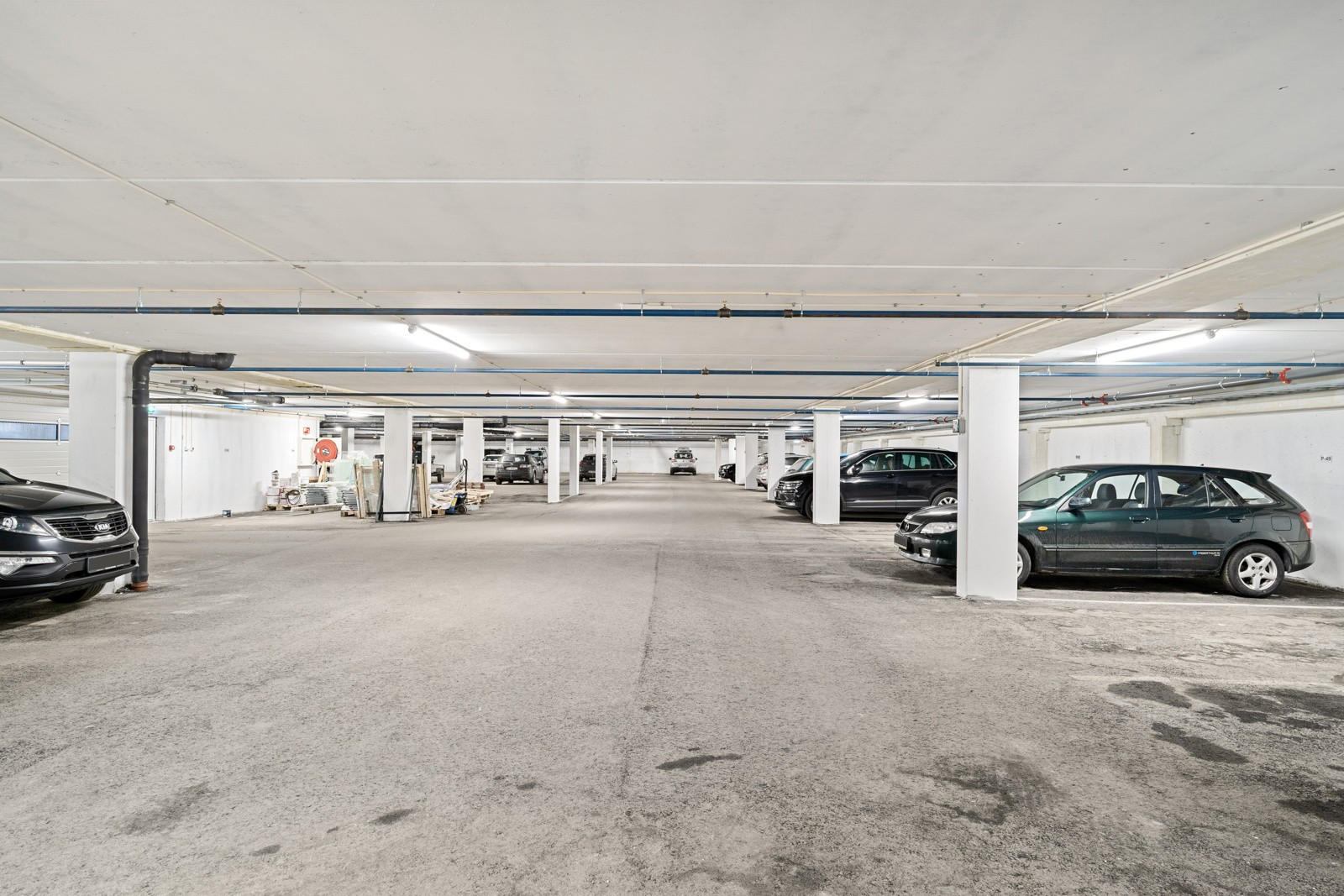 Fast parkeringsplass og bod i moderne parkeringskjeller. Opplegg for lading til el-bil.