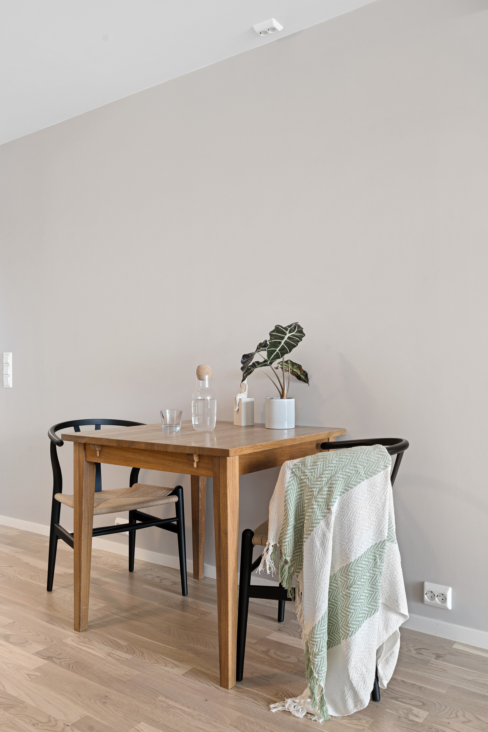 Det er åpen løsning mellom kjøkken og stue- dette gir naturlig plass til spisebord