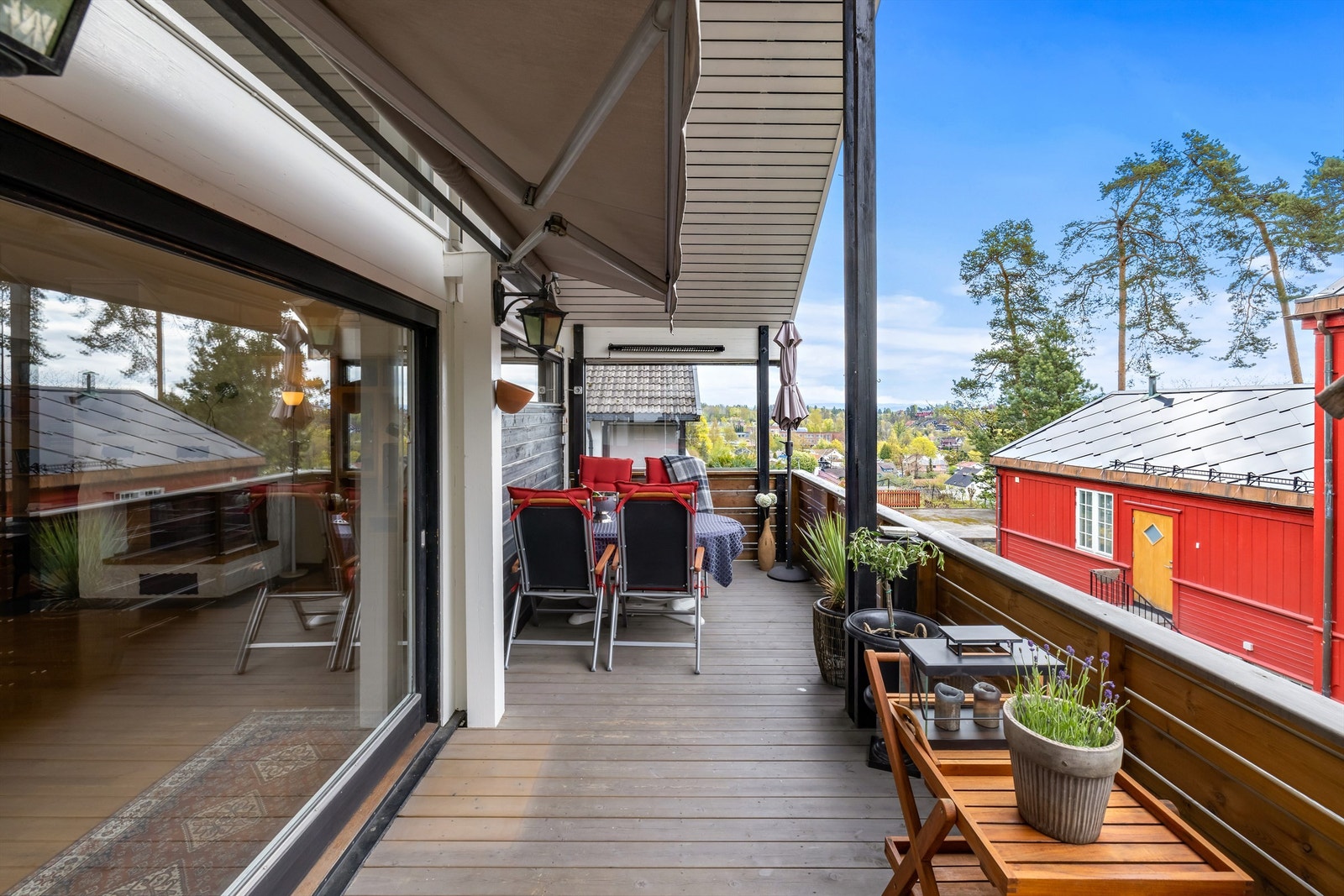 Fra stuen er det utgang til stor og delvis overbygd terrasse på ca. 26 m2 som gir rom for lounge og spisebord. Galleribilde