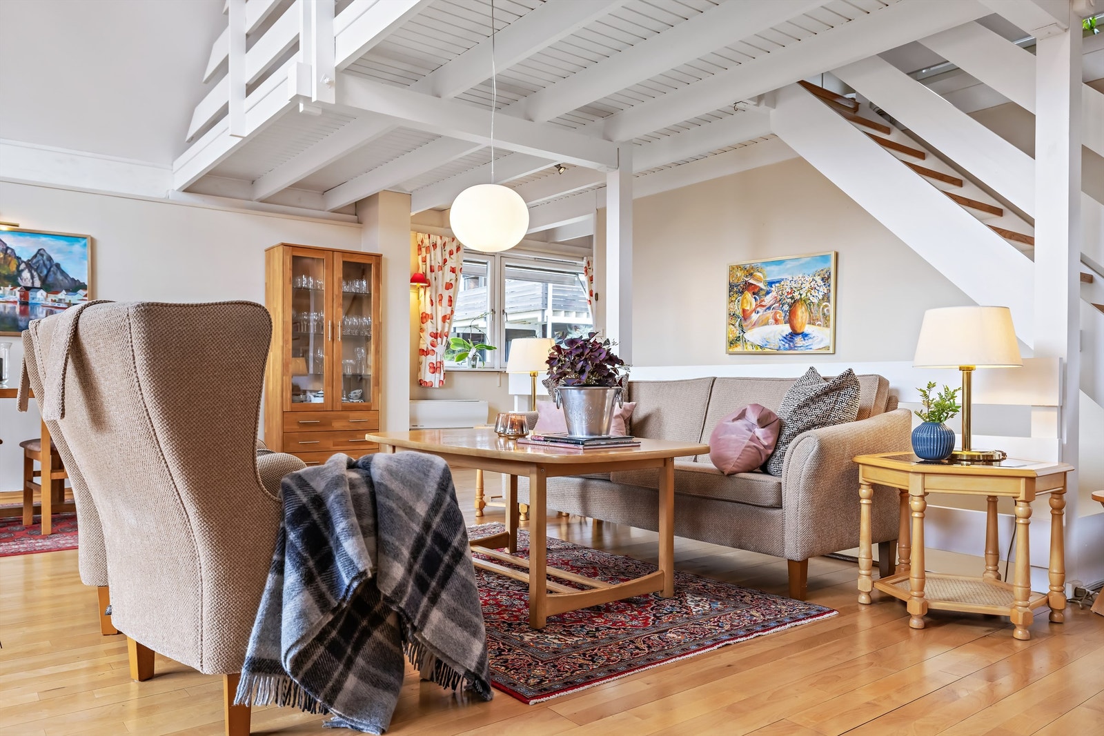 Stuen har god plass for å møblere med spise- og sofaseksjon. Galleribilde