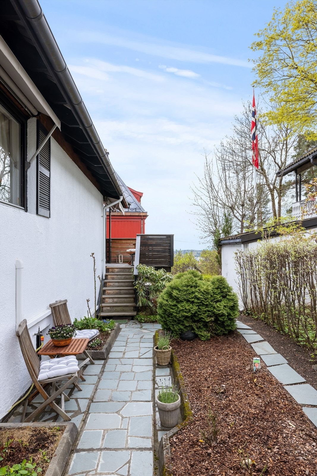 Boligen ligger stille og usjenert til på en liten høyde. Galleribilde