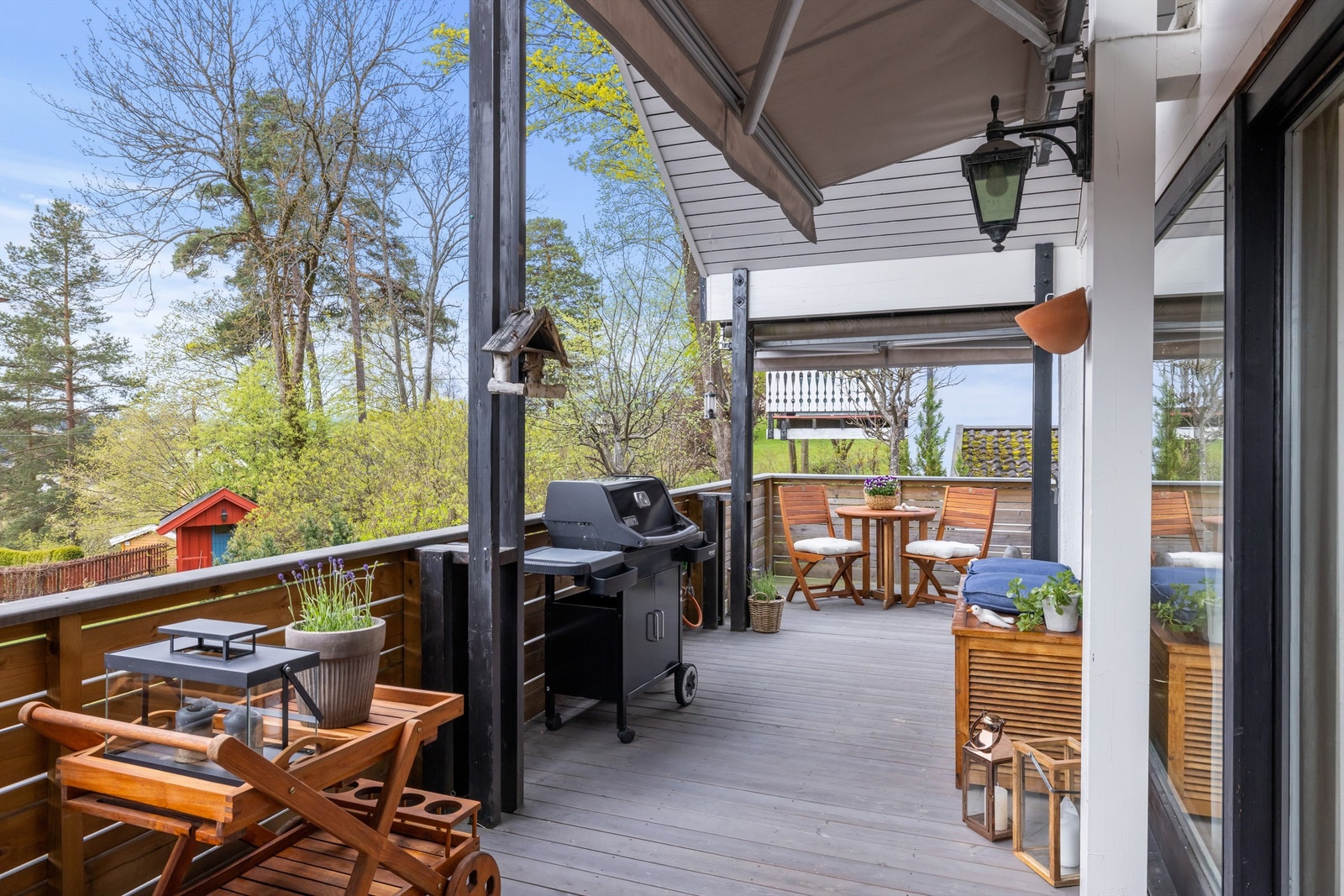 Terrasse har markiser, terrassevarmer, stikkontakter og utelys. Galleribilde